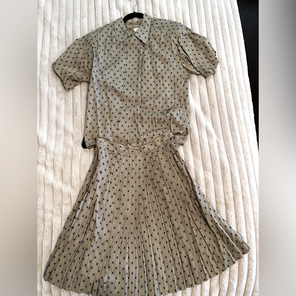 Elegant Jones Of New York Tan size 6 Blouse and Pleated skirt!
